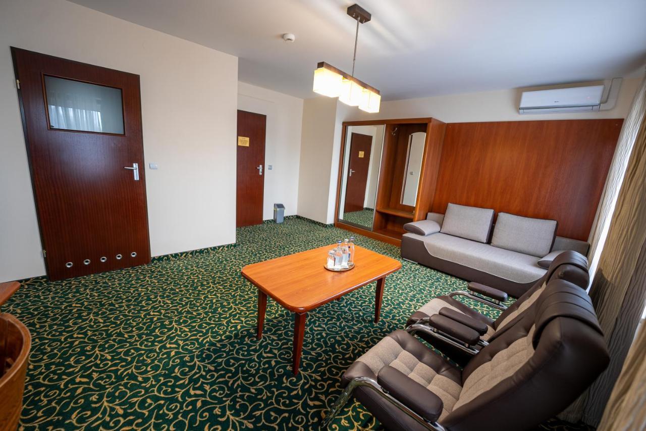 Hotel Szelcow Lesko Buitenkant foto