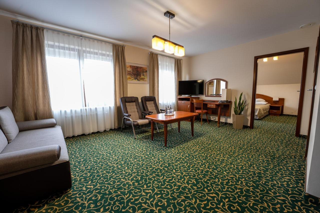 Hotel Szelcow Lesko Buitenkant foto
